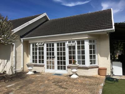Cottage For Rent in Constantia, Cape Town