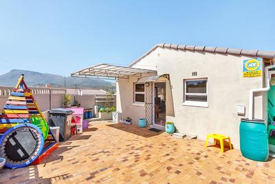 House For Sale in Sunnydale, Cape Town